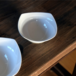 Aux formes originales et épurées, ce saladier sera du plus bel effet sur votre table pour servir le repas./Existe en deux taille