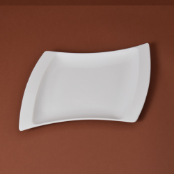 Une assiette rectangulaire revisitée dans une démarche ondulante pour un design tout en courbe./La collection Twist est composée