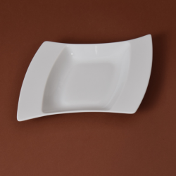 Une assiette rectangulaire revisitée dans une démarche ondulante pour un design tout en courbe./La collection Twist est composée