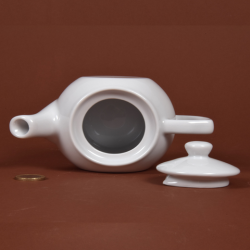Servez votre thé avec élégance grace à cette théière./Pratique, ses deux faces plates permettent de faciliter le rangement./40cl
