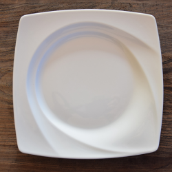 Plus communément appelée assiette de bienvenue ou sous assiette, elle peut être aussi utilisée comme assiette de table permettan