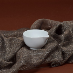 Saucière individuelle de 9cl, bien pratique avec son bec verseur.