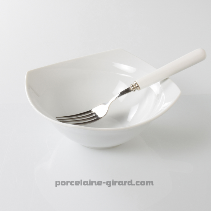 Aux formes originales et épurées, ce saladier sera du plus bel effet sur votre table pour servir le repas./Existe en deux taille