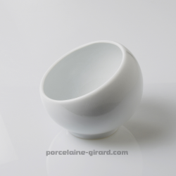 Ce bol est élégant grace à son inclinaison, adapté pour un usage quotidien. /Existe en deux tailles.