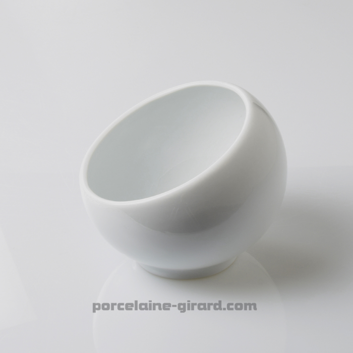 Ce bol est élégant grace à son inclinaison, adapté pour un usage quotidien. /Existe en deux tailles.