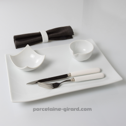 Assiette plate ou plat Design rectangulaire./Esprit japonisant et forme contemporaine pour un repas chic et sobre./