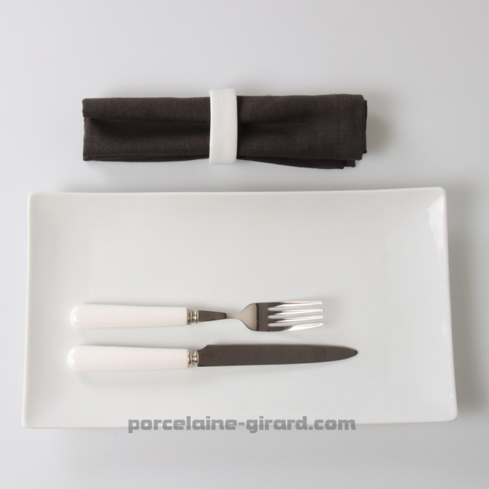 Assiette plate ou plat Design rectangulaire./Esprit japonisant et forme contemporaine pour un repas chic et sobre./