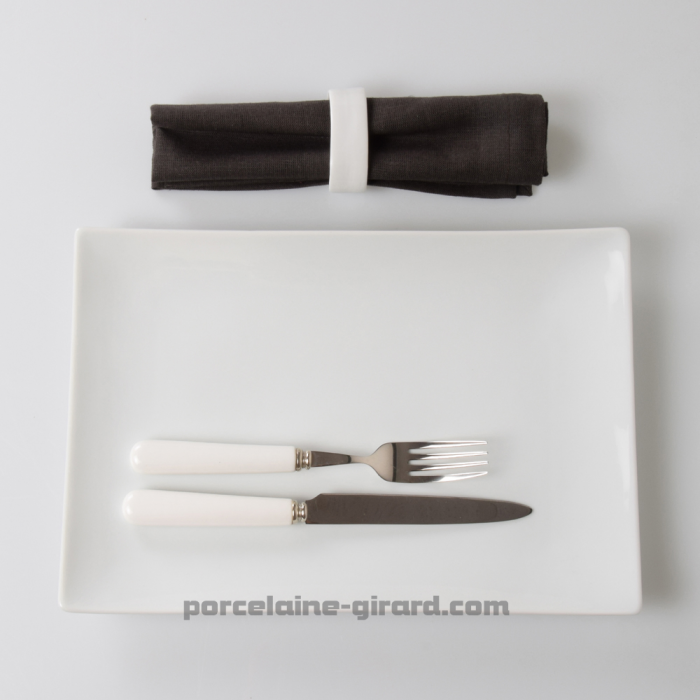 Assiette plate ou plat Design rectangulaire./Esprit japonisant et forme contemporaine pour un repas chic et sobre./