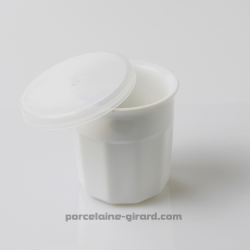 Ce pot à confiture avec son couvercle en plastique est idéal pour conserver vos confitures de prunes,