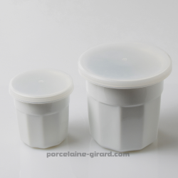 Ce pot à confiture avec son couvercle en plastique est idéal pour conserver vos confitures de prunes,