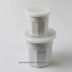 Ce pot à confiture avec son couvercle en plastique est idéal pour conserver vos confitures de prunes,