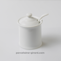 Moutardier en porcelaine blanche avec couvercle et logement pour cuillère. /Vendu avec sa cuillère.