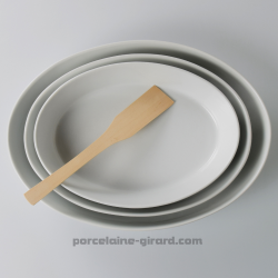 Pour une cuisine saine et respectueuse des aliments, optez pour ce grand plat en porcelaine. De forme ovale, il sera parfait pou