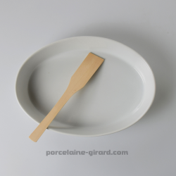 Pour une cuisine saine et respectueuse des aliments, optez pour ce grand plat en porcelaine. De forme ovale, il sera parfait pou