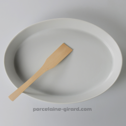 Pour une cuisine saine et respectueuse des aliments, optez pour ce grand plat en porcelaine. De forme ovale, il sera parfait pou