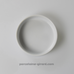 En porcelaine, il passe au four, au micro-ondes, et au lave-vaisselle./Polyvalent, fonctionnel et résistant, il maintient les pl