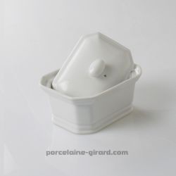 Terrine rectangulaire avec couvercle. Cette terrine en porcelaine sera idéale pour concevoir vos patés. De plus, grace à son jol