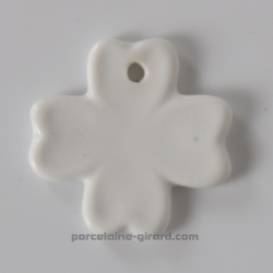 Bijou à accrocher au cou, il peut aussi servir de porte-clés. /Grace à sa forme et ses reliefs, les décoratrices pourront facile