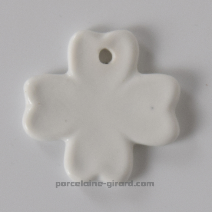 Bijou à accrocher au cou, il peut aussi servir de porte-clés. /Grace à sa forme et ses reliefs, les décoratrices pourront facile