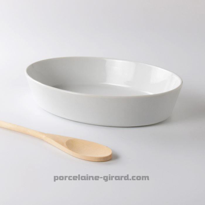 Pour une cuisine saine et respectueuse des aliments, optez pour ce grand plat en porcelaine. De forme ovale, il sera parfait pou