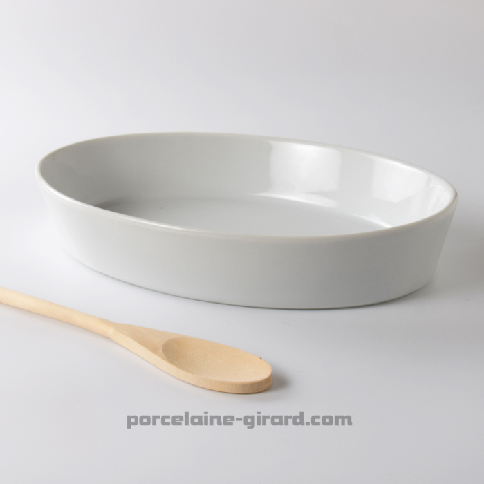 Pour une cuisine saine et respectueuse des aliments, optez pour ce grand plat en porcelaine. De forme ovale, il sera parfait pou