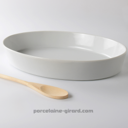 Pour une cuisine saine et respectueuse des aliments, optez pour ce grand plat en porcelaine. De forme ovale, il sera parfait pou