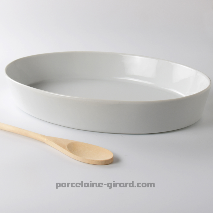 Pour une cuisine saine et respectueuse des aliments, optez pour ce grand plat en porcelaine. De forme ovale, il sera parfait pou